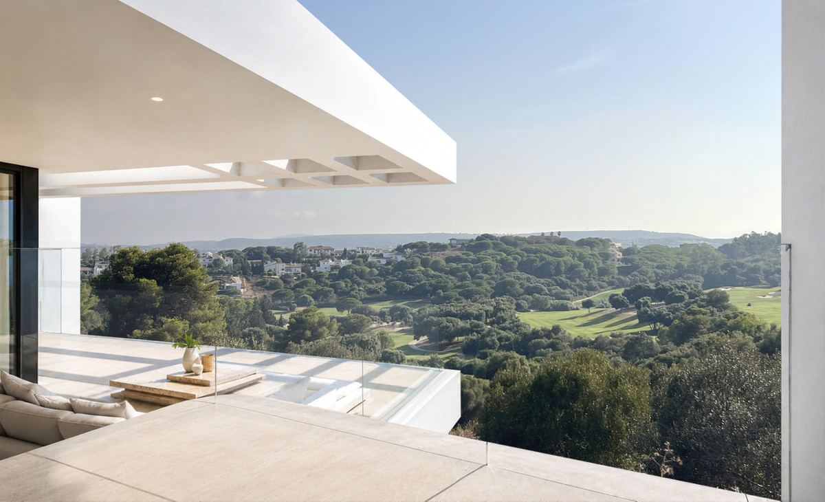 VILLA EVANIA de La Reserva – San Roque - overdekt terras met glazen balustrade en panoramisch uitzicht op golf en bos