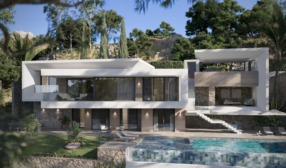 VILLA EVANIA Los Flamingos – Benahavís - moderne hvid villa med infinity pool, stendetaljer og terrassehave omgivet af fyrreskov