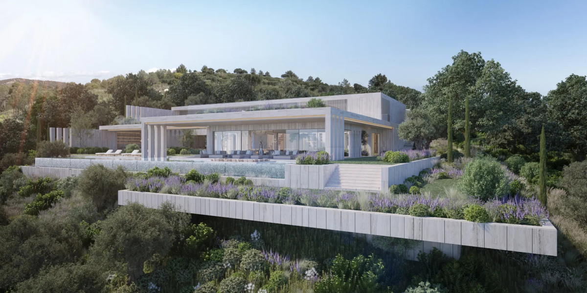 Villa Vida – the Fifteen – Sotogrande - eigentijdse luxe villa met infinity pool, terrastuinen en lavendelbeplanting op een beboste heuvel