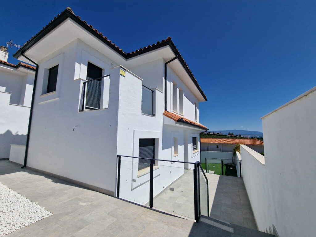 Casas Pareadas y Villa Aldea Hills – Manilva - modern white exterior facade with glass railings, tiled terrace and mountain views