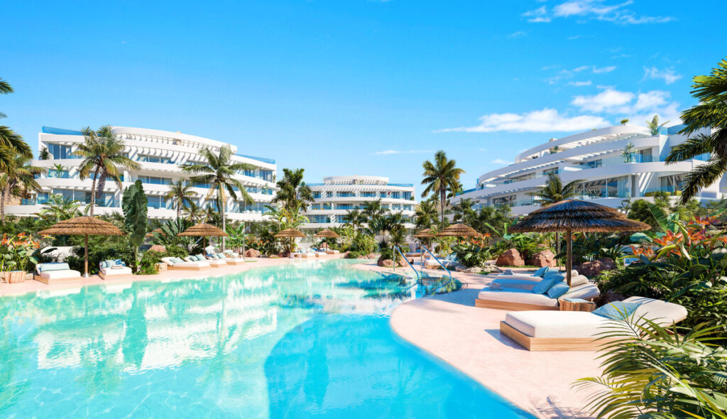 Royal Palms Mijas – FASE IV-1 – La Cala de Mijas - laguneformet pool omgivet af tropiske haver og hvide buede boligbygninger