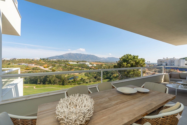 Solana Village – Fase 3 – La Cala Golf - covered terrace with dining table and panoramic golf course and mountain views