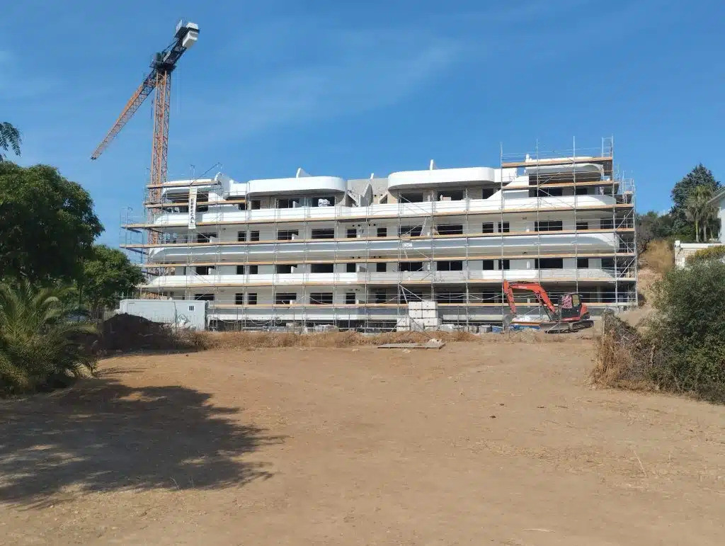 Sunset Views FASE II – Fuengirola - exterior facade under construction with scaffolding and tower crane, Fuengirola, Málaga