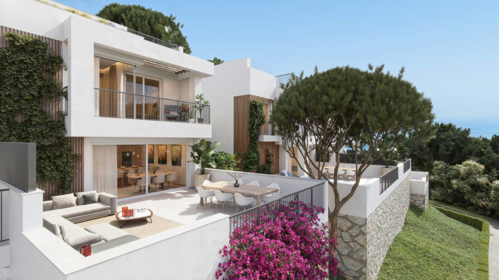 BUENAVISTA VIEWS – Mijas - moderne hvid facade med terrasser, bougainvillea, fyrretræ og havudsigt i Málaga