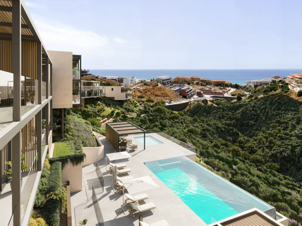 Veridian I – Fuengirola - infinity pool-terrasse med havudsigt og beplantning i skråningen
