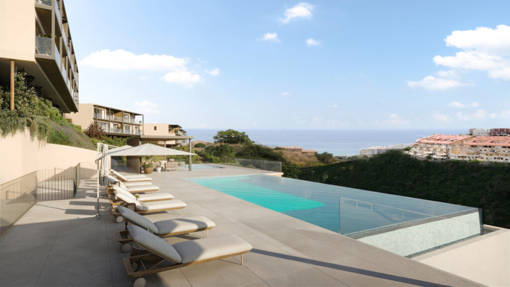 Veridian I – Fuengirola - infinity pool-terrasse med liggestole og panoramisk havudsigt ved Costa del Sol