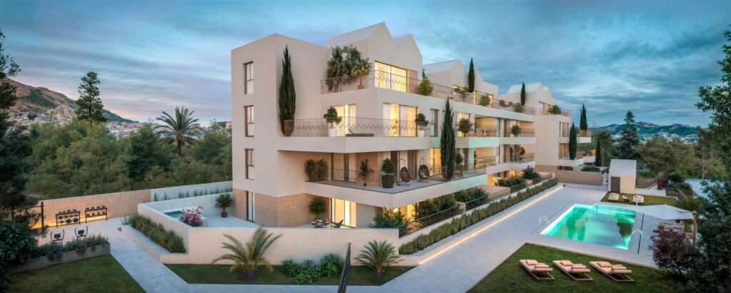 Art Marine – La Carihuela – Exklusiver Neubau mit Pool, Terrassen und gepflegten Gärten in der Abenddämmerung