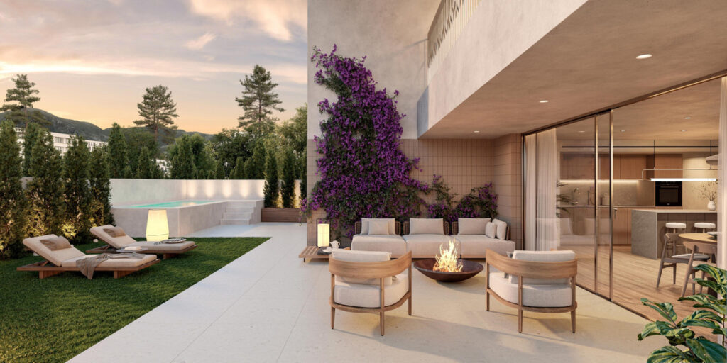 Art Marine – La Carihuela – Luxusterrasse mit Feuerstelle, Sitzbereich, Pool und Bougainvillea-Wand im Abendlicht