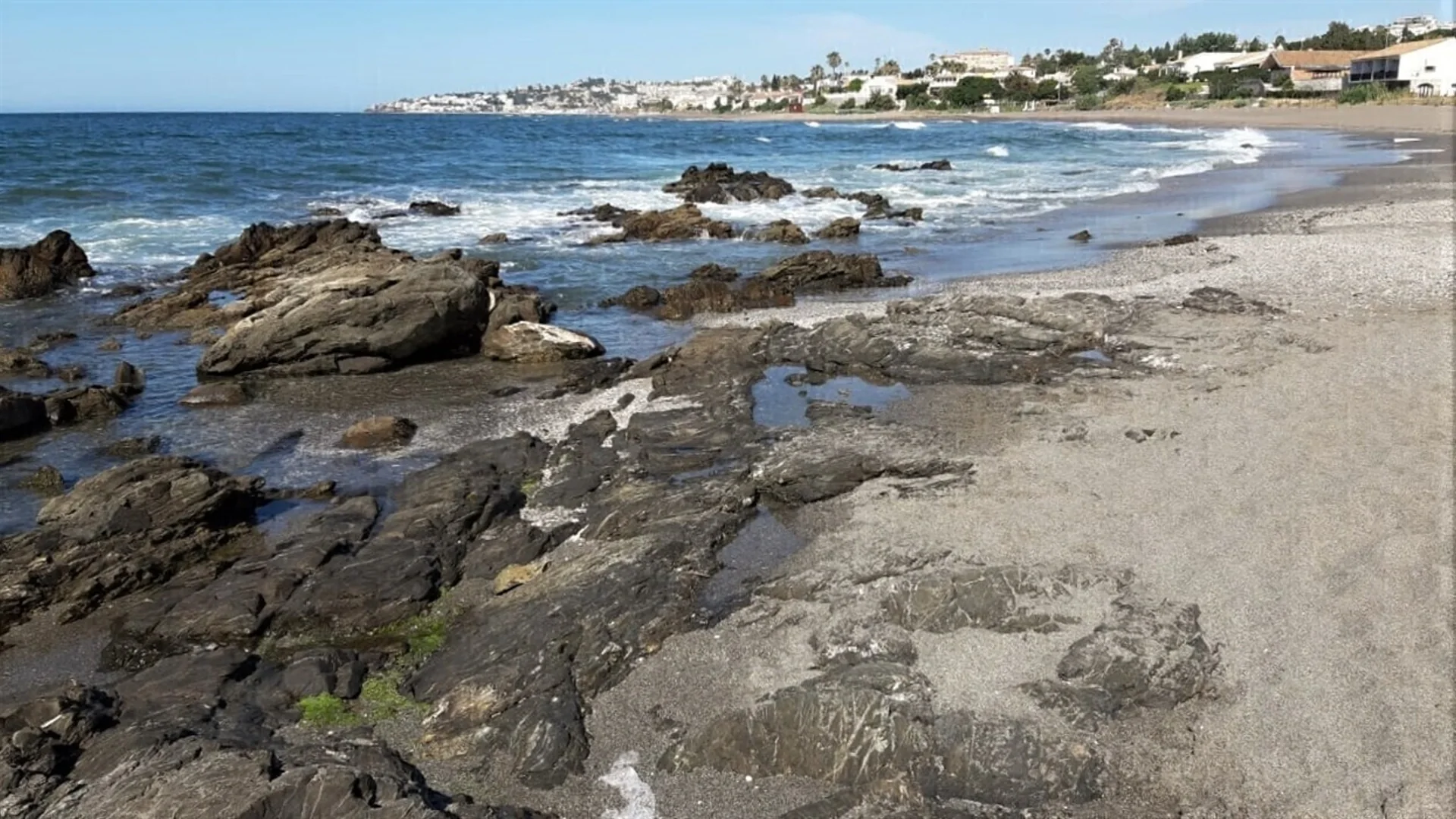 Den klippefyldte naturstrand ved El Chaparral, Mijas Costa