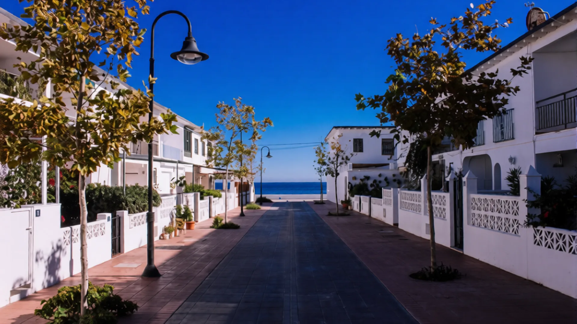 En hvidkalket gågade i La Cala de Mijas, der fører ned til stranden og havet