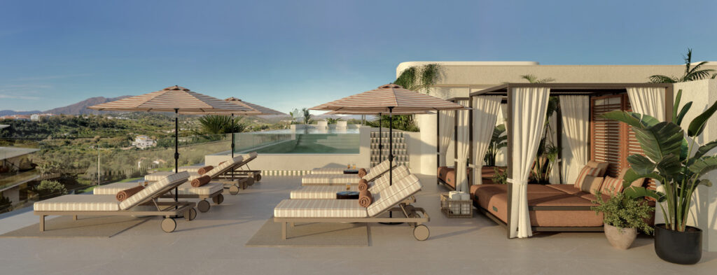 Nacare – Estepona - luksuriøs takterrasse med solstoler, stripete parassoller, kabinaseng og fjellutsikt