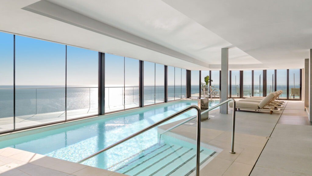 CARAT FASE IV – Fuengirola - indoor lap pool with panoramic ocean views and sun loungers